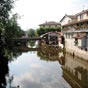 La vieille ville - ville haute - située sur la rive droite de la Nive de Béhérobie, est entourée de remparts du XVe siècle. L'autre enceinte, élevée au XVIIe siècle, renferme l'agglomération de la rive gauche.